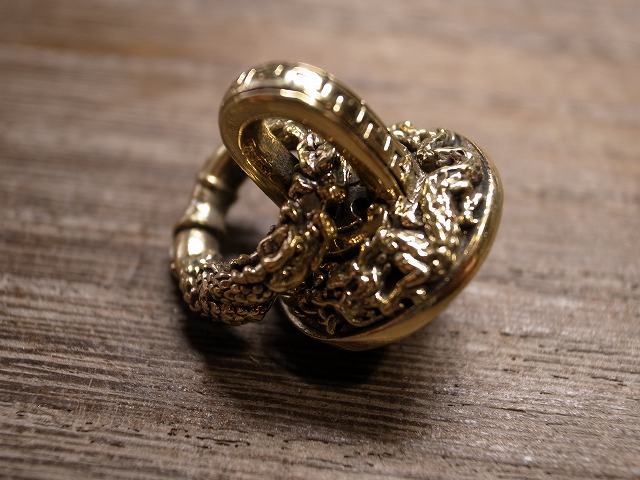 金色の龍柄　ドラゴンデザイン